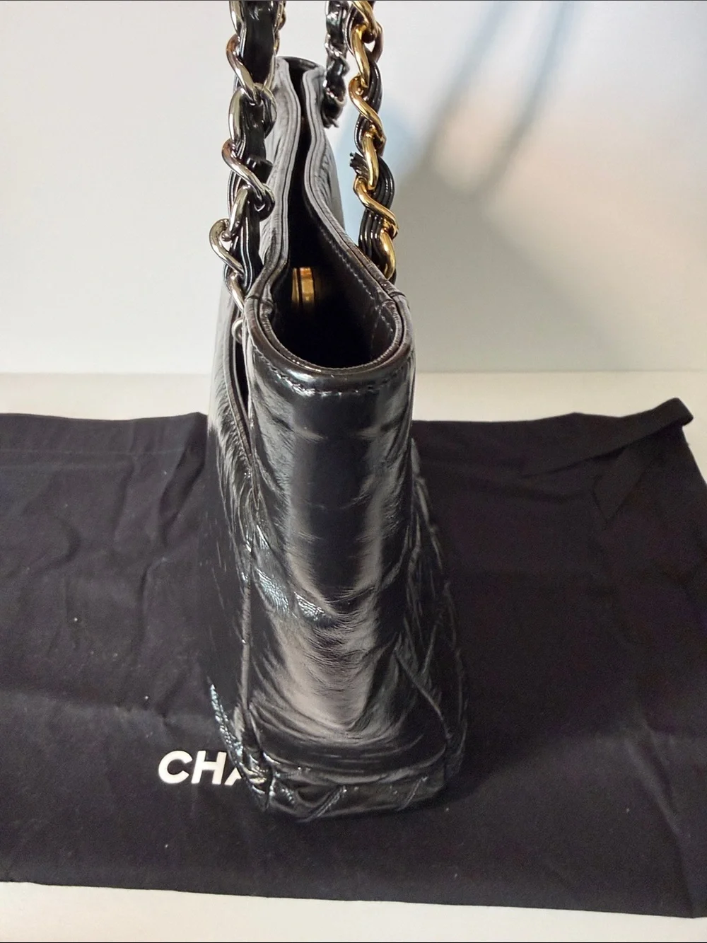 CHANEL Black Quilted Lambskin Shoulder Bag with Chain-Strap